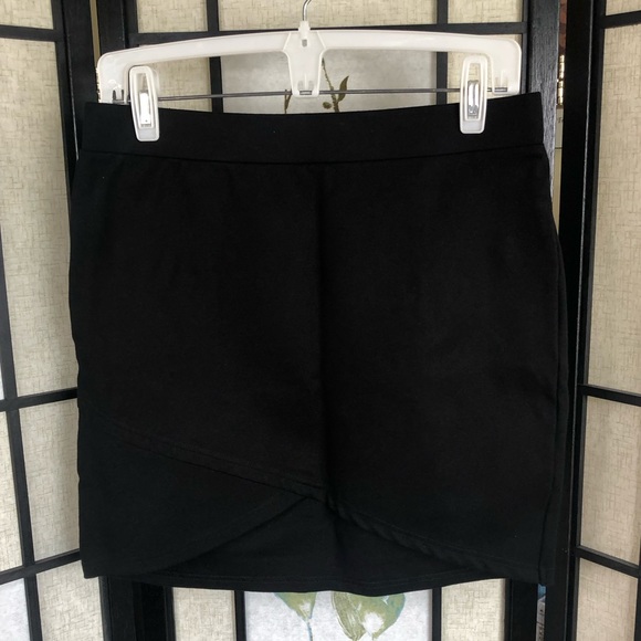 Black Faux Wrap Mini Skirt. Size Large. - Picture 5 of 8